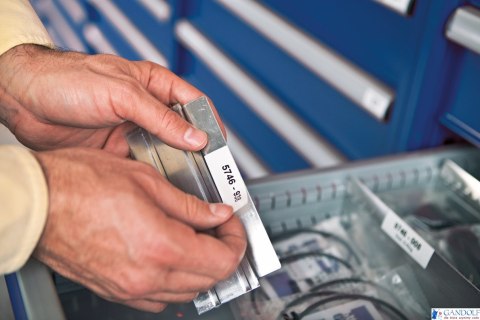 Taśma poliestrowa RHINO trwała 24mm czarna na białym 1734523 DYMO (X) SALE