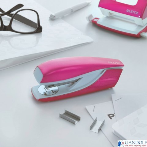 Zszywacz 55021 LEITZ WOW różowy 24-26/6 30k średni metalowy 55021023