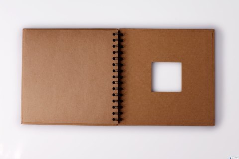 Album na spirali z okienkiem, 20x20cm, 30 ark, brązowe eco, 180g/m2, Happy Color HA 7631 2020-WE30 Album na spirali z okienkiem, 20x20cm, 30 ark, brązowe eco, 180g/m2, Happy Color HA 7631 2020-WE30